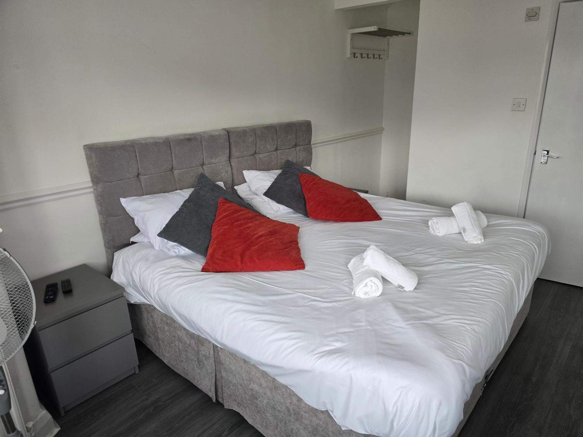 5 Bed For Families Contractors Apartment Enfield Exterior photo